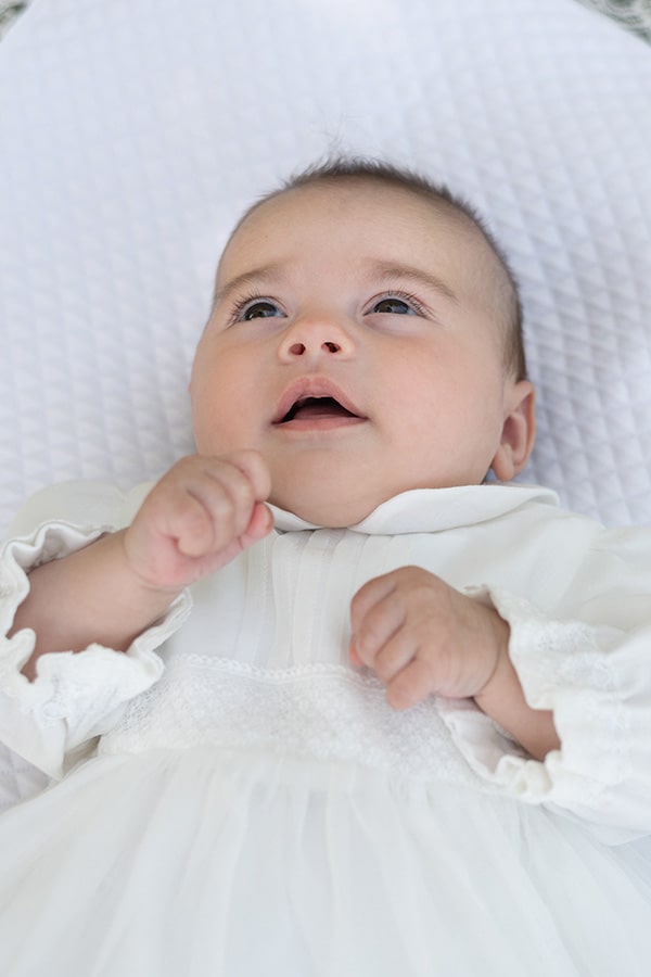 Robe de baptême longue traditionnelle mixte pour filles et garçons en mousseline et dentelle fine. Modèle manches longues. Création française Fil de Légende.  Photo de la dentelle.