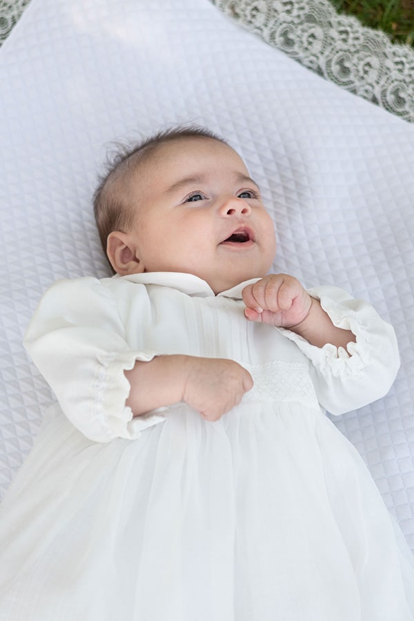 Robe de baptême longue traditionnelle mixte pour filles et garçons en mousseline et dentelle fine. Modèle manches longues. Création française Fil de Légende.  Photo du corsage.
