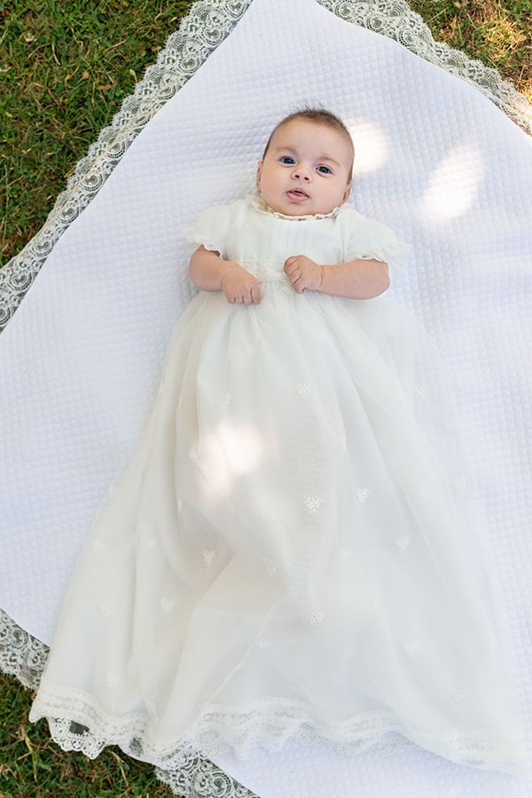 Robe de baptême traditionnelle bébé fille Gloria en tulle brodé, dentelle et mousseline de coton blanc cassé. Création française Fil de Légende. Photo de la robe portée.