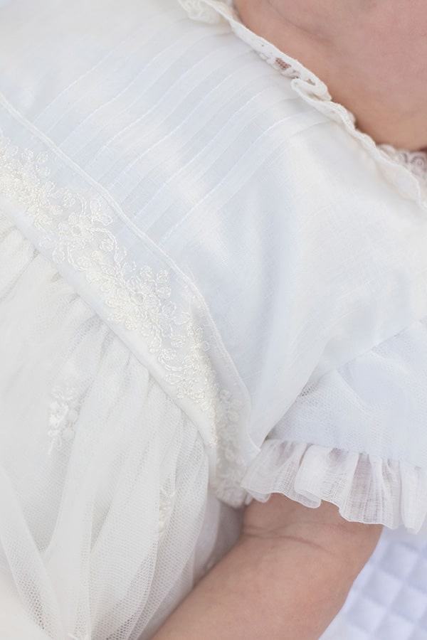 Robe de baptême traditionnelle bébé fille Gloria en tulle brodé, dentelle et mousseline de coton blanc cassé. Création française Fil de Légende. Photo de la dentelle du corsage