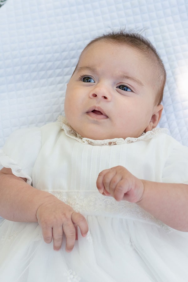 Robe de baptême traditionnelle bébé fille Gloria en tulle brodé, dentelle et mousseline de coton blanc cassé. Création française Fil de Légende. Photo du corsage de la robe.