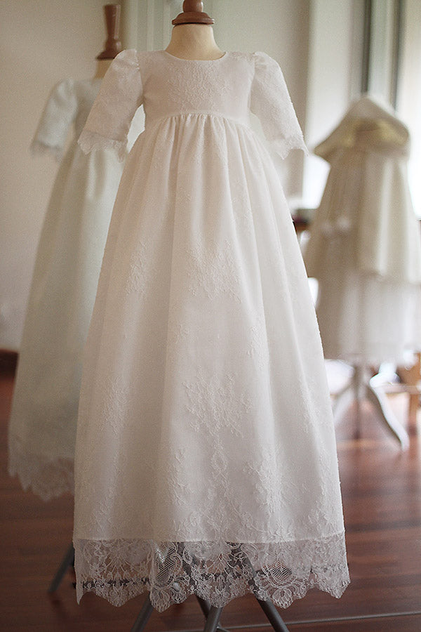 Robe de baptême traditionnelle bébé en dentelle fine de couleur blanc cassé. Corsage manches longues. Cousu main en France. Magasin Fil de Légende Paris, Neuilly-sur-Seine.