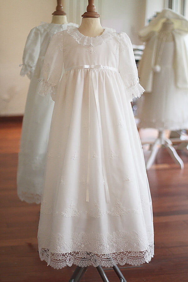Robe de baptême traditionnelle bébé fille en tulle souple brodé et dentelle doublée coton. Création française Fil de Légende. Disponible en ligne ou en boutique showroom Paris, Neuilly-sur-Seine.