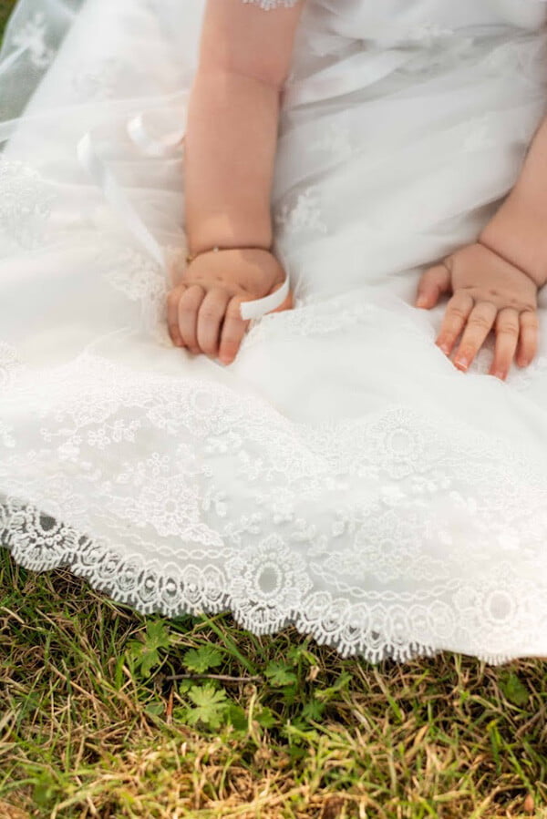 Robe baptême traditionnelle bébé fille en tulle souple brodé et dentelle doublée de satin. Modèle été manches courtes. Création française Fil de Légende.  Photo de la jupe.