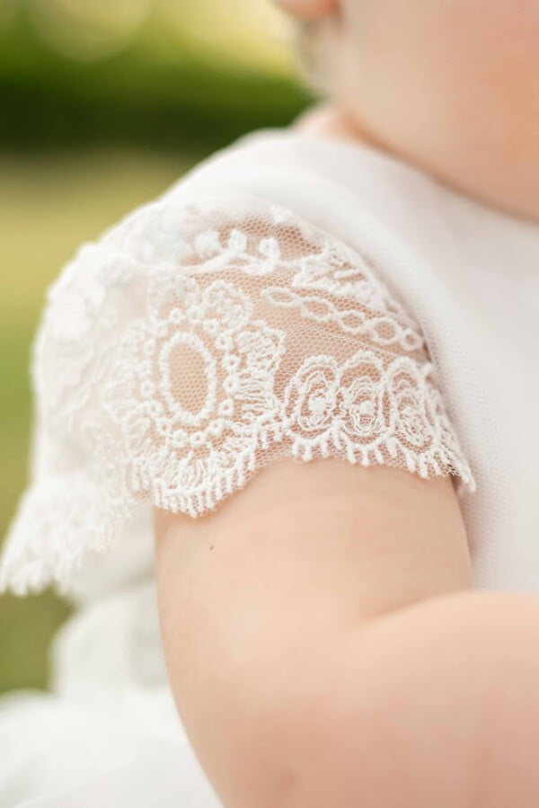 Robe baptême traditionnelle bébé fille en tulle souple brodé et dentelle doublée de satin. Modèle été manches courtes. Création française Fil de Légende.  Photo des manches.