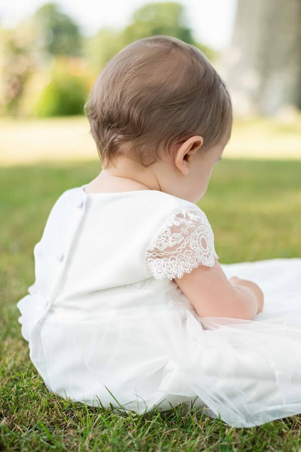 Robe baptême traditionnelle bébé fille en tulle souple brodé et dentelle doublée de satin. Modèle été manches courtes. Création française Fil de Légende.  Photo du dos de la robe.