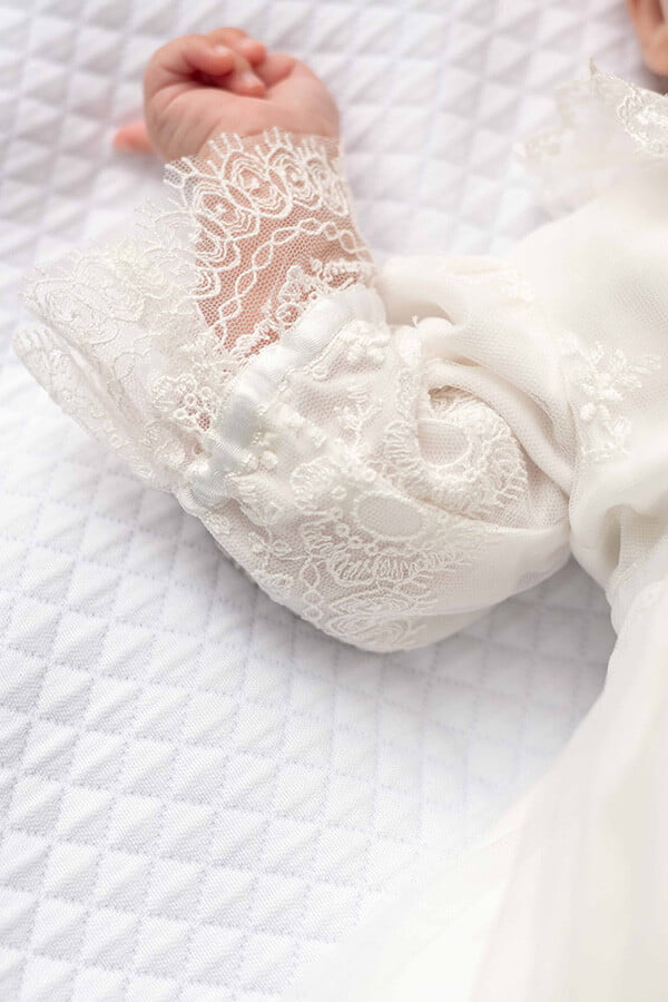 Robe de baptême traditionnelle bébé fille en tulle souple brodé et dentelle doublée coton. Création française Fil de Légende. Photo des manches.