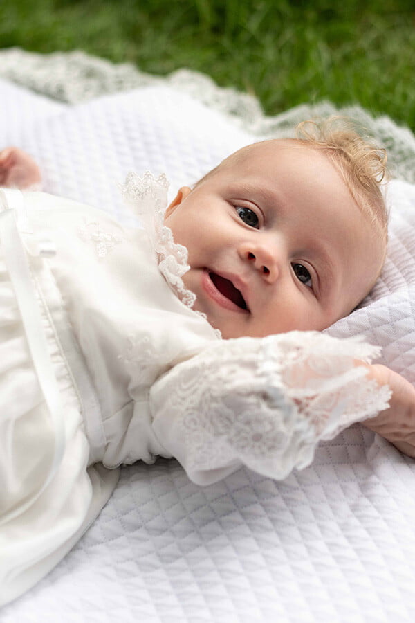 Robe de baptême traditionnelle bébé fille en tulle souple brodé et dentelle doublée coton. Création française Fil de Légende. Photo du gros plan du corsage.