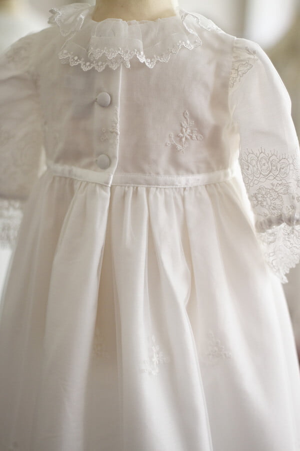 Robe de baptême traditionnelle bébé fille en tulle souple brodé et dentelle doublée coton. Création française Fil de Légende. Photo du dos de la robe.