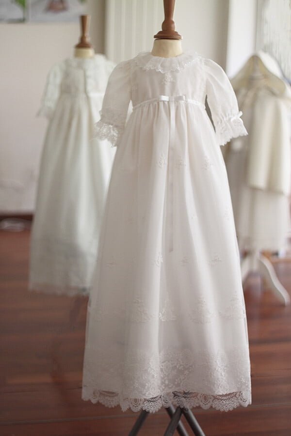 Robe de baptême traditionnelle bébé fille en tulle souple brodé et dentelle doublée coton. Création française Fil de Légende. Photo de la robe sur mannequin de couture.
