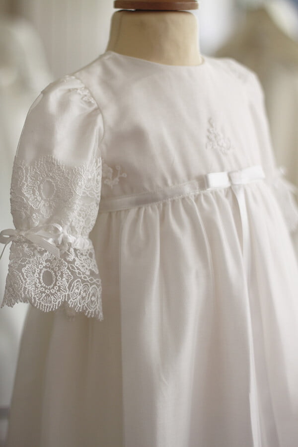Robe de baptême traditionnelle bébé fille en tulle souple brodé italien et dentelle doublée coton. Modèle manches longues. Création française Fil de Légende.  Photo des manches.