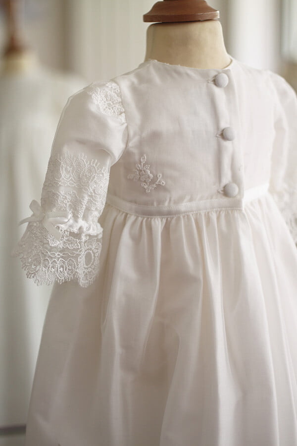 Robe de baptême traditionnelle bébé fille en tulle souple brodé italien et dentelle doublée coton. Modèle manches longues. Création française Fil de Légende.  Photo du dos de la robe.