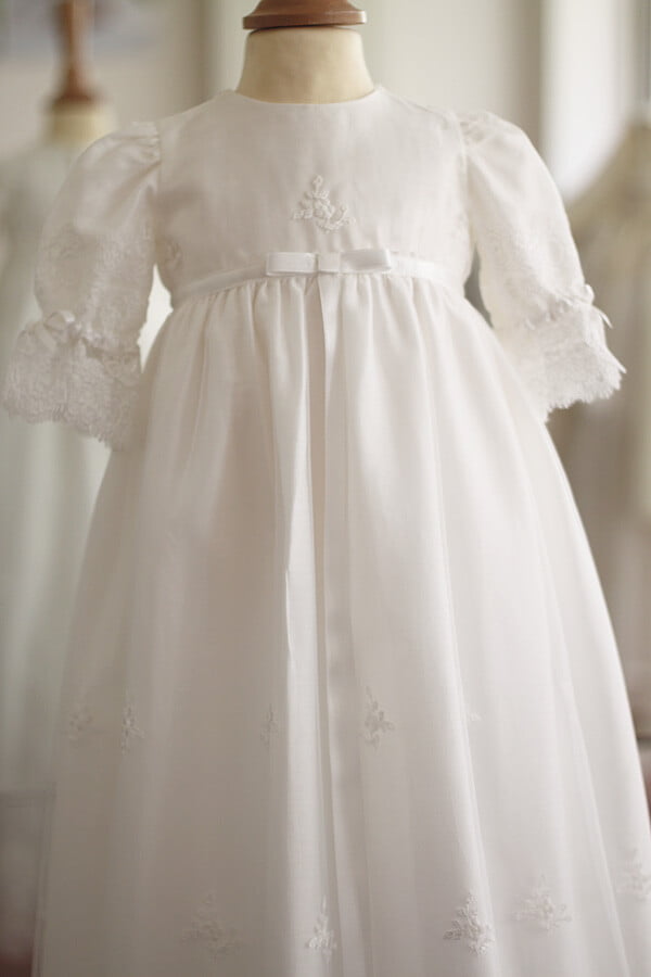 Robe de baptême traditionnelle bébé fille en tulle souple brodé italien et dentelle doublée coton. Modèle manches longues. Création française Fil de Légende.  Photo du devant de la robe.