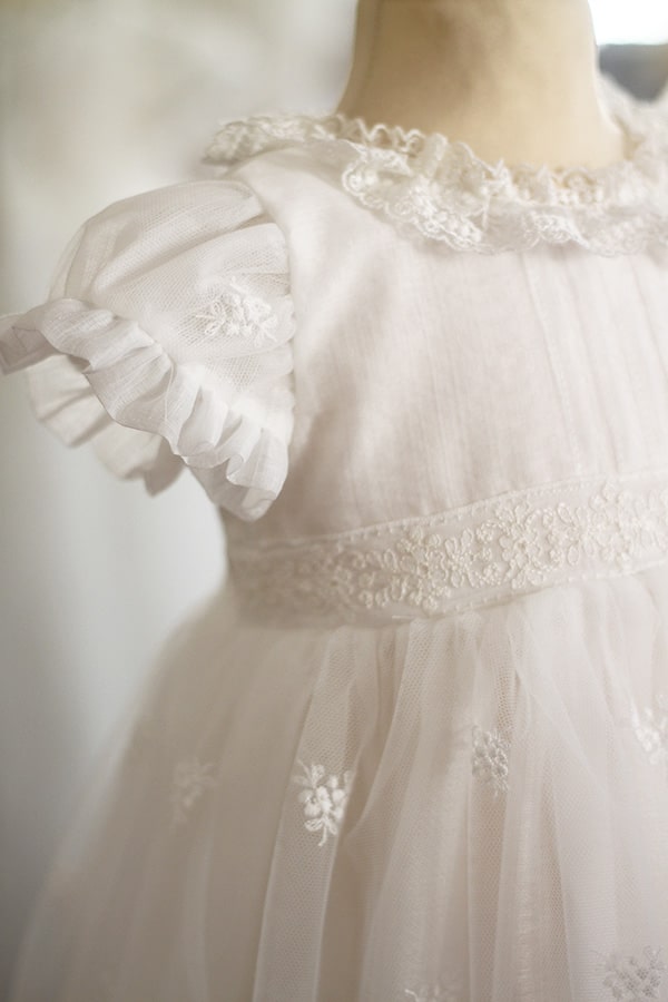Robe de baptême traditionnelle bébé fille Gloria en tulle brodé, dentelle et mousseline de coton blanc cassé. Création française Fil de Légende. Photo des détails du corsage.