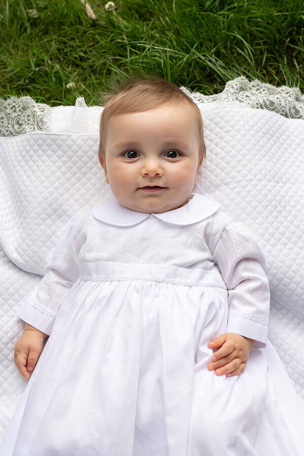 Robe traditionnelle mixte en coton blanc pour bébé fille et garçon. Corsage en coton brodé et dentelle de coton. Modèle manches longues. Création française Fil de Légende. Photo du corsage.