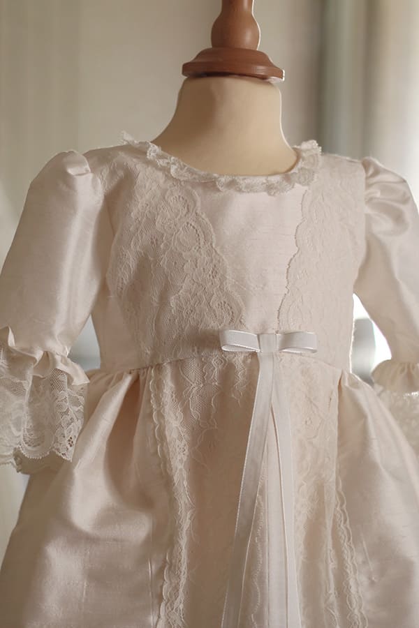 Robe de baptême traditionnelle bébé fille en soie et dentelle dans un style princesse. Cousu main en France. Photo du corsage.