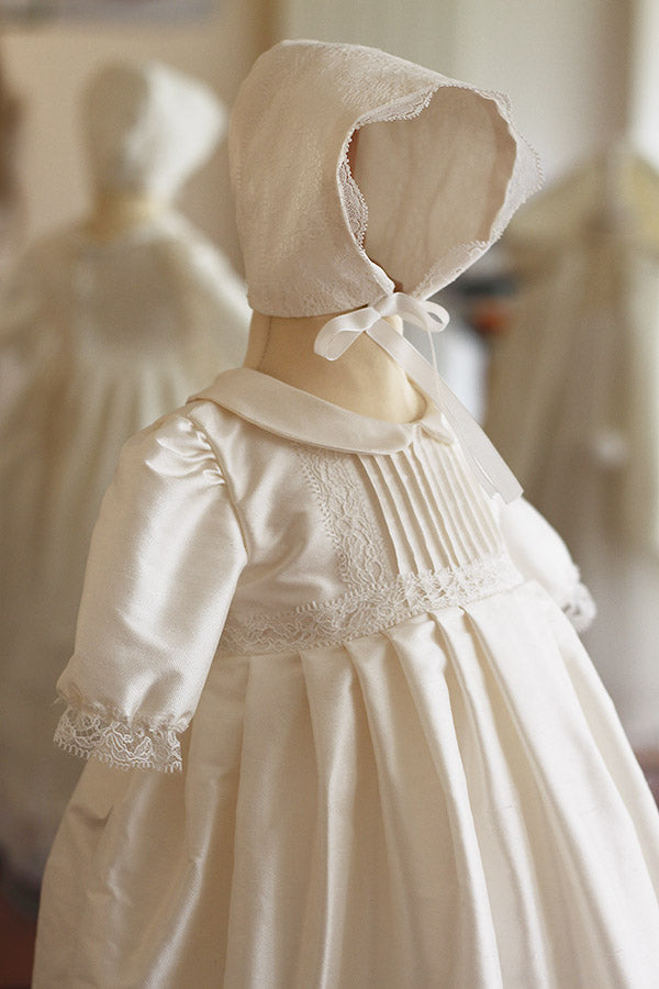 Robe de baptême et brit milah en soie française et dentelle. Cousu main en France. Photo de la robe vue de côté.