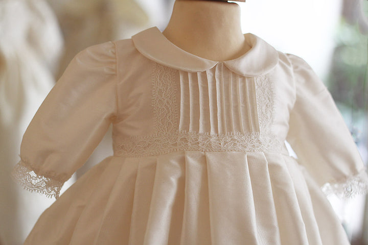 Robe de baptême et brit milah en soie française et dentelle. Cousu main en France. Photo du corsage de la robe.