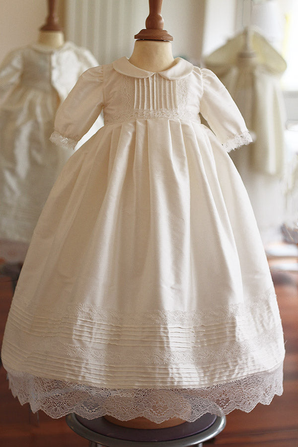Robe de baptême et brit milah en soie française et dentelle. Cousu main en France. Boutique Fil de Légende à Paris, Neuilly-surSeine.
