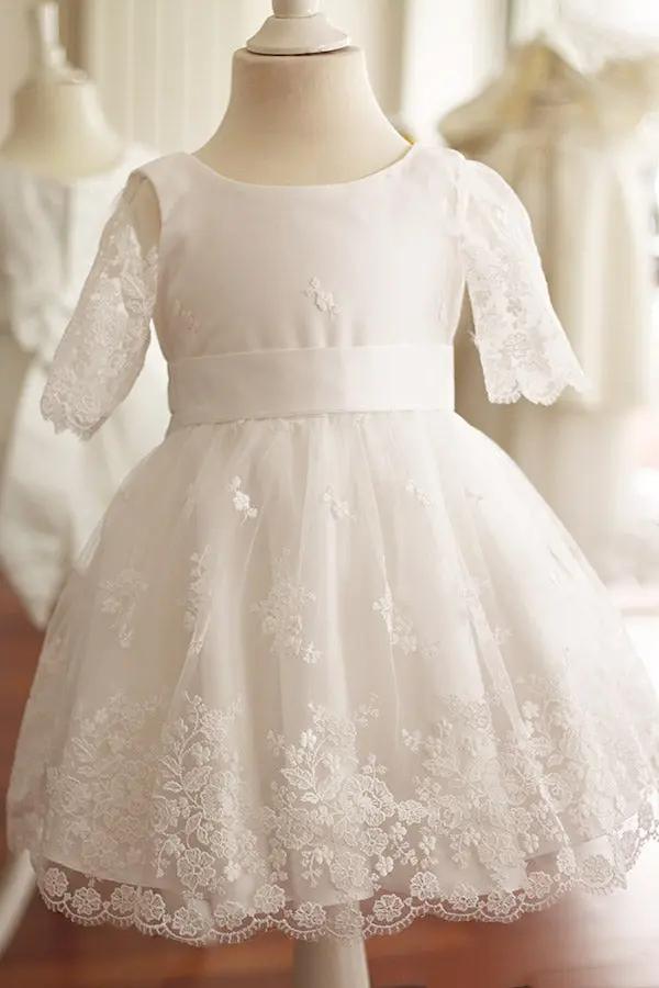 Robe de baptême fille et tenue de cérémonie pour bébé en tulle brodé italien, doublée satin. Création française Fil de Légende, confection haut de gamme. Robe avec une ceinture blanche.