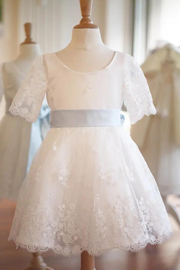 Robe de baptême fille et tenue de cérémonie pour bébé en tulle brodé italien, doublée satin. Création française Fil de Légende, confection haut de gamme. Robe avec une ceinture bleue.