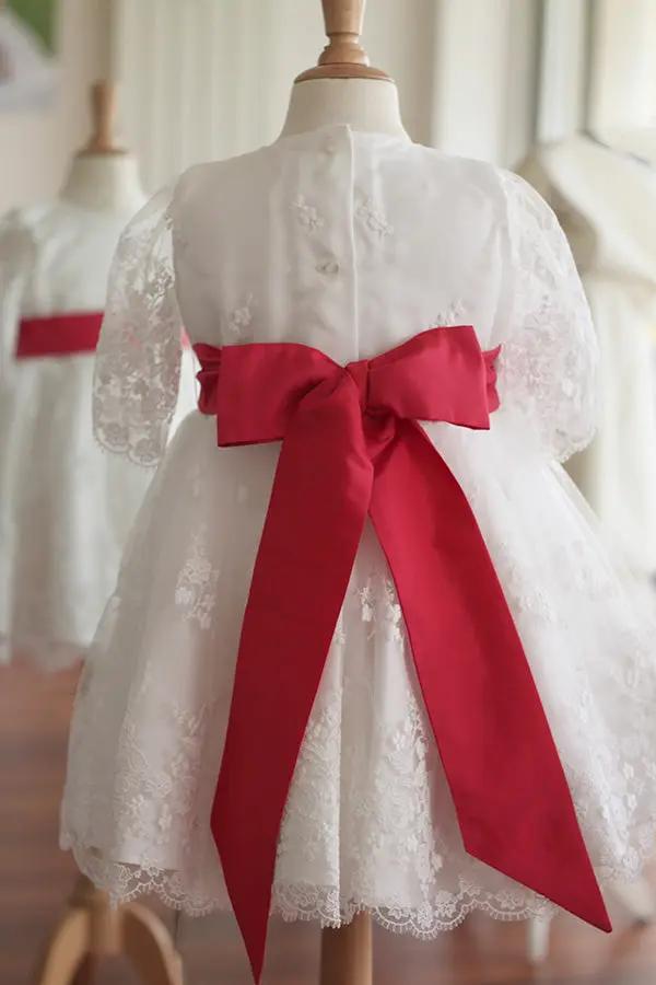 Robe de baptême fille et tenue de cérémonie pour bébé en tulle brodé italien, doublée satin. Création française Fil de Légende, confection haut de gamme. Robe vue de dos avec une ceinture rose framboise.