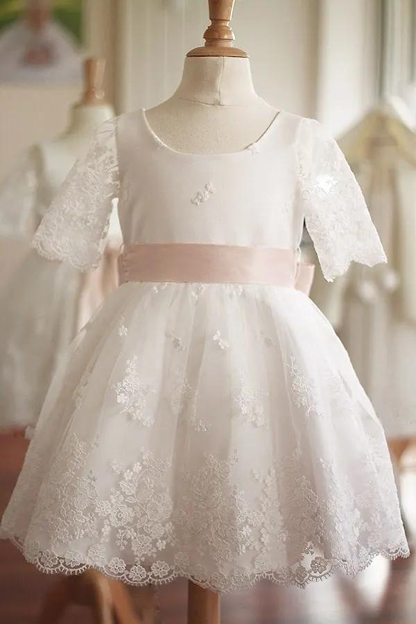 Robe de baptême fille et tenue de cérémonie pour bébé en tulle brodé italien, doublée satin. Création française Fil de Légende, confection haut de gamme. Robe de baptême disponible en ligne et en boutique showroom à Paris–Neuilly-sur-Seine.