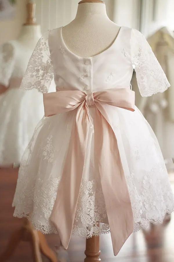 Robe de baptême fille et tenue de cérémonie pour bébé en tulle brodé italien, doublée satin. Création française Fil de Légende, confection haut de gamme. Robe vue de dos avec une ceinture rose.