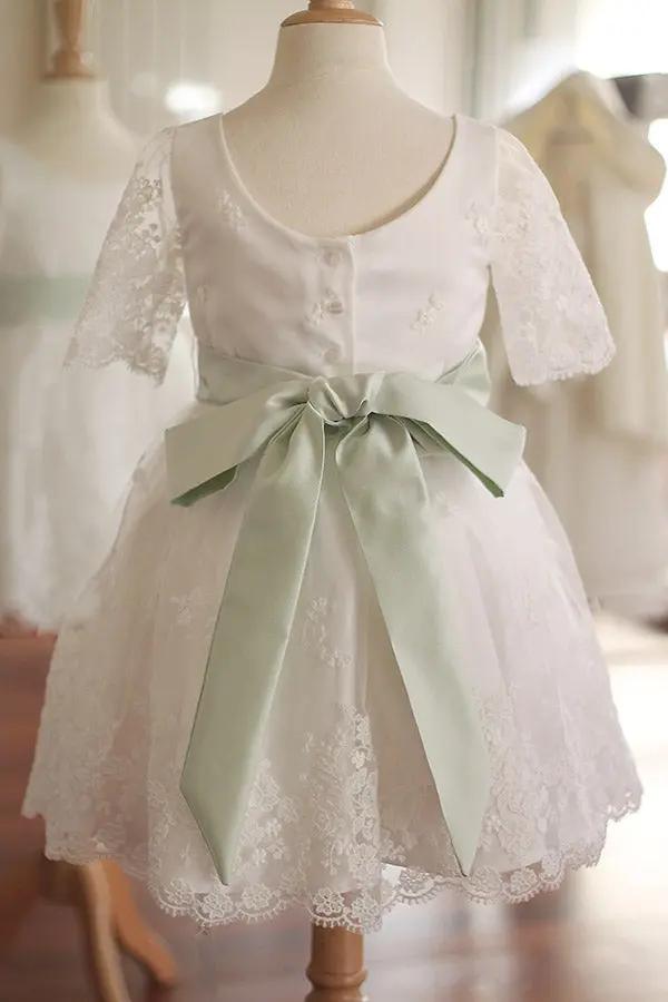Robe de baptême fille et tenue de cérémonie pour bébé en tulle brodé italien, doublée satin. Création française Fil de Légende, confection haut de gamme. Robe vue de dos avec une ceinture vert amande.