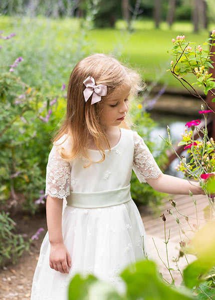 Pince cheveux noeud en gros grain de couleur vieux rose. Parfait pour sublimer une coiffure de petite fille à l'occasion d'une cérémonie. Photo de la barrette vue de côté.