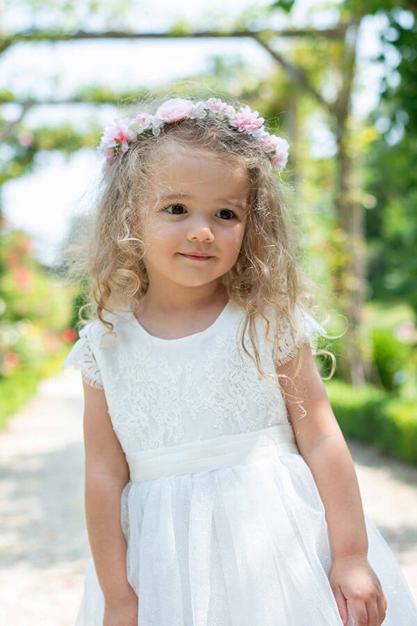 Robe de baptême et de cérémonie pour bébé fille, corsage en dentelle italienne blanc cassé, jupe en tulle pailleté, ceinture en soie. Robe de baptême haut de gamme, création française Fil de Légende. Photo du corsage.