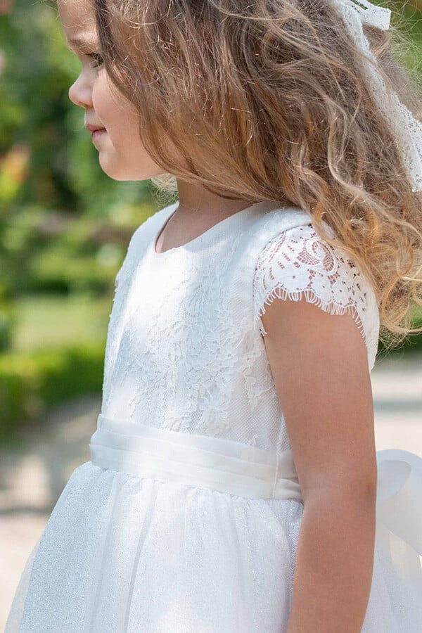 Robe de baptême et de cérémonie pour bébé fille, corsage en dentelle italienne blanc cassé, jupe en tulle pailleté, ceinture en soie. Robe de baptême haut de gamme, création française Fil de Légende. Photo des manches.