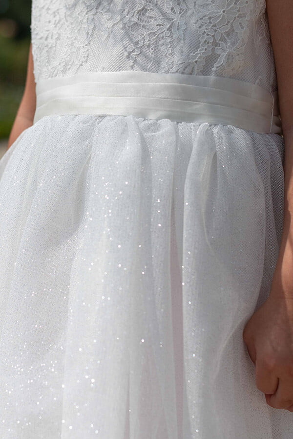 Robe de baptême et de cérémonie pour bébé fille, corsage en dentelle italienne blanc cassé, jupe en tulle pailleté, ceinture en soie. Robe de baptême haut de gamme, création française Fil de Légende. Photo de la ceinture.