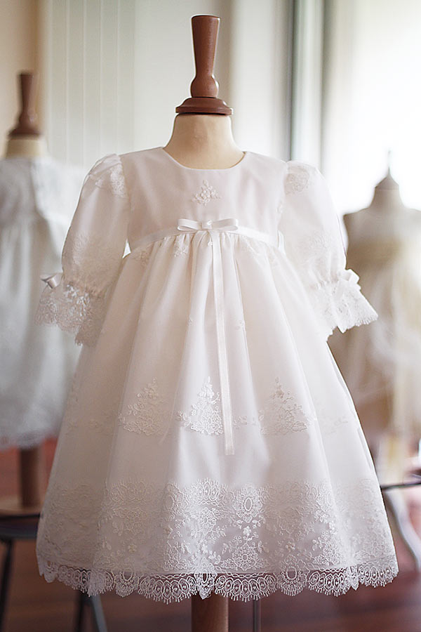 Robe de baptême pour bébé et petite fille en tulle brodé italien, doublée de coton, modèle printemps à manches longues. Création Fil de Légende, boutique showroom à Paris – Neuilly-sur-Seine.