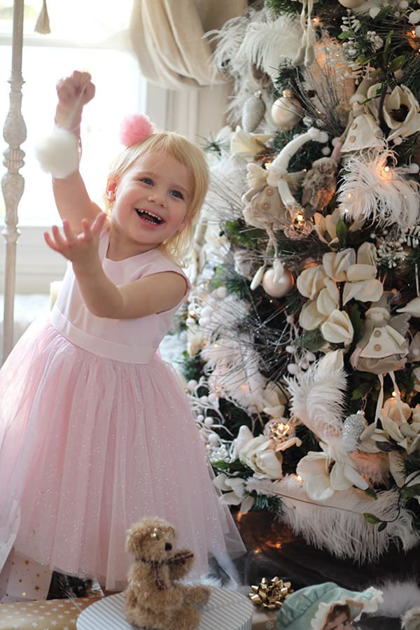 Robe cérémonie et fête fille en coton et tulle pailleté rose. Photo de la robe portée par une petite fille.