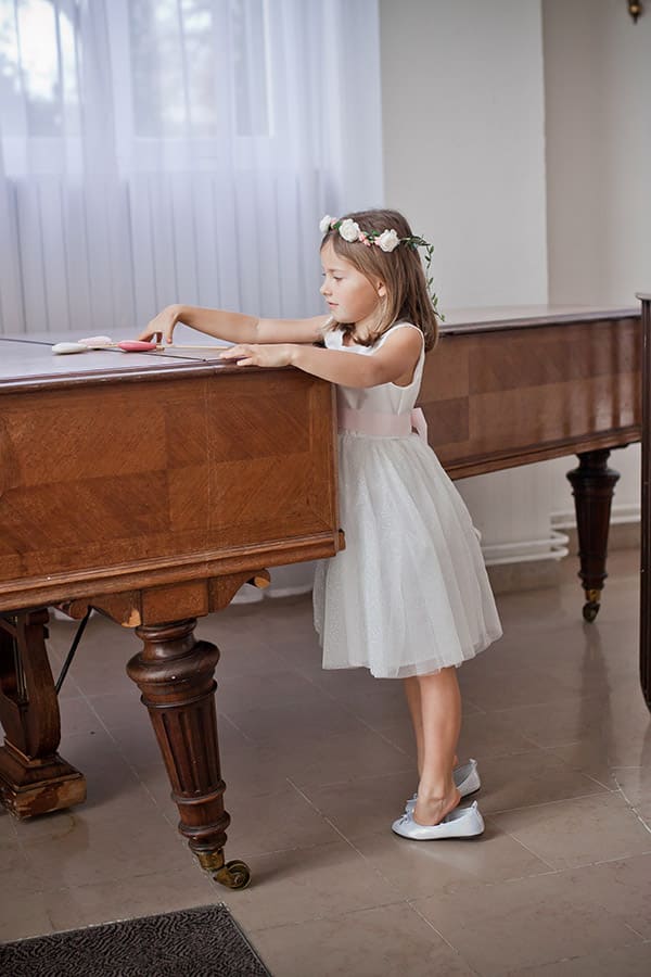 Robe cérémonie fille Lucie en taffetas et tulle pailleté blanc, ceinture rose. Photo de la robe vue de profil.