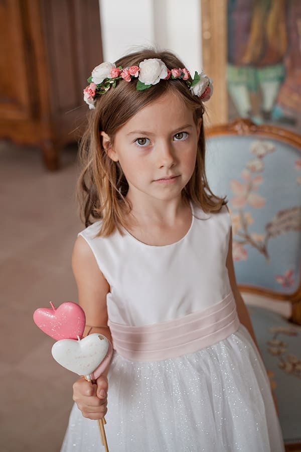 Robe cérémonie fille Lucie en taffetas et tulle pailleté blanc, ceinture rose. Photo du corsage de la robe.