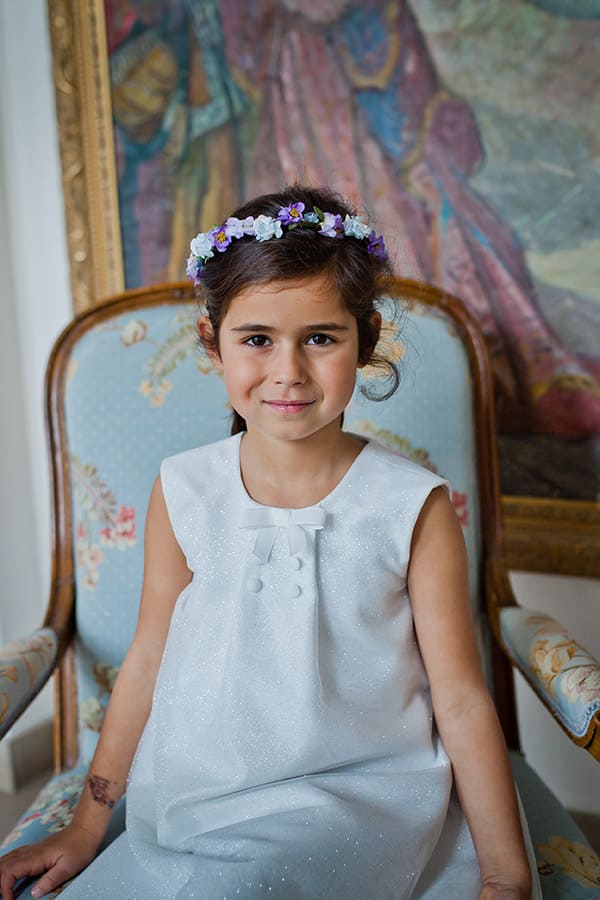 Robe de cérémonie fille trapèze en Shantung et tulle pailleté. Photo du nœud et des boutons.