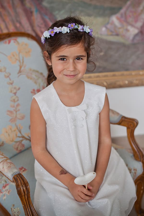 Robe de cérémonie fille trapèze en Shantung et tulle pailleté. Photo en gros plan de la robe.