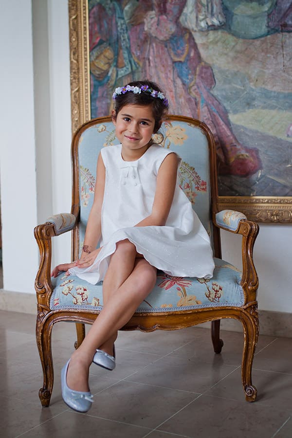 Robe de cérémonie fille trapèze en Shantung et tulle pailleté. Photo de la robe portée par une petite fille.