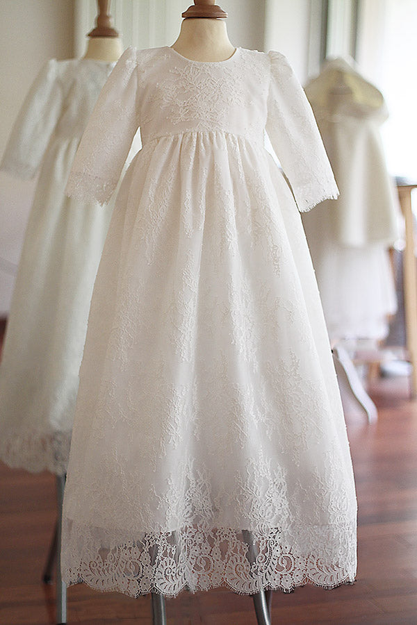 Robe baptême traditionnelle bébé en dentelle italienne blanc cassé doublée coton. Modèle manches longues. Création française Fil de Légende. Disponible en ligne ou en boutique showroom à Paris, Neuilly-sur-Seine.
