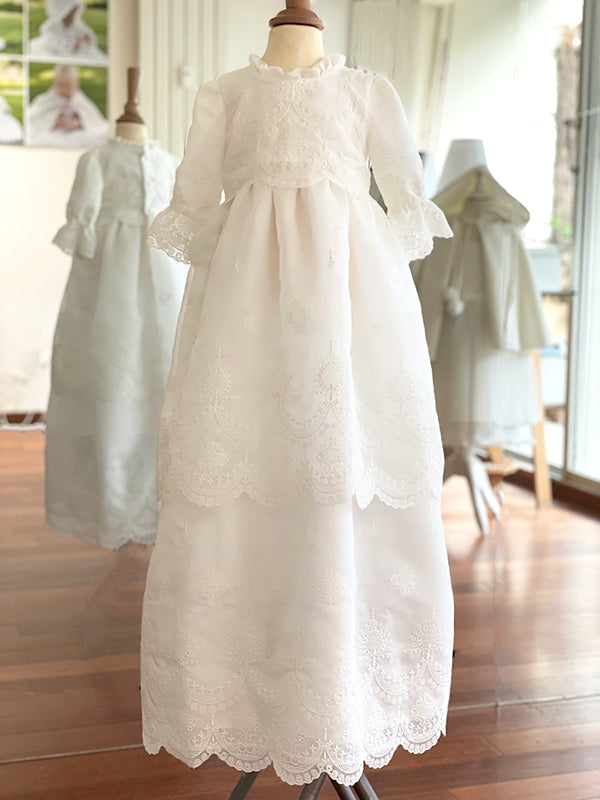 Robe de baptême traditionnelle en mousseline de coton brodé. Robe manches longues cousue main en France. Boutique Fil de Légende à Paris, Neuilly-sur-Seine.