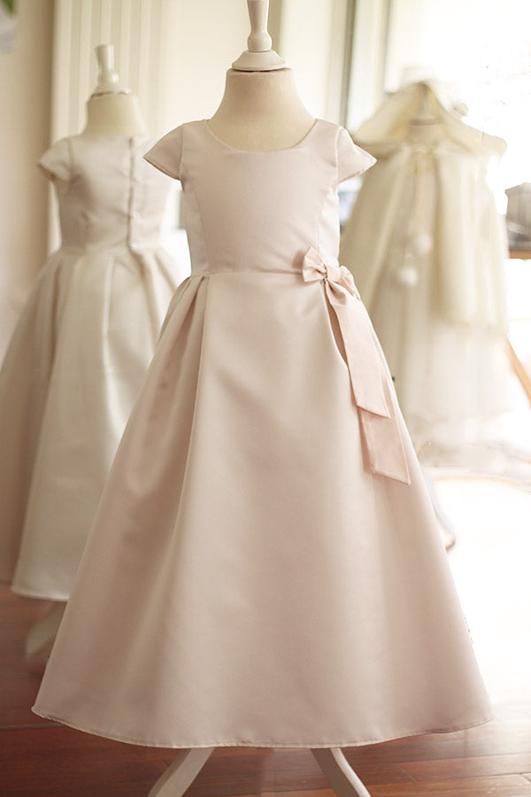 Robe longue de cérémonie fille en satin crème et noeud rose. Cousu main en France. Photo devant de la robe
