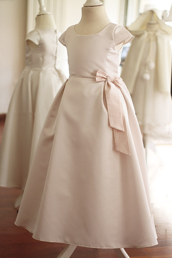 Robe longue de cérémonie fille satin crème et noeud rose. Cousu main en France. Boutique Fil de Légende Paris, Neuilly-sur-Seine.