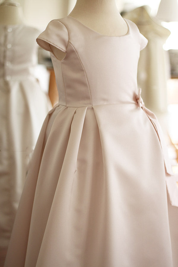 Robe longue de cérémonie fille en satin crème et noeud rose. Cousu main en France. Photo du corsage.