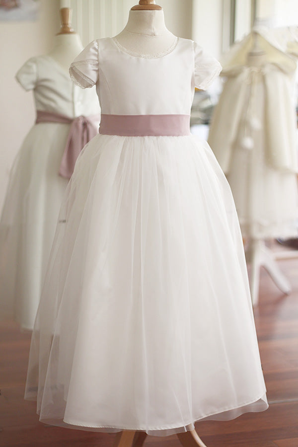 Robe longue de cérémonie pour petite fille en satin et tulle avec une ceinture vieux rose. Boutique Fil de Légende à Paris, Neuilly-sur-Seine.