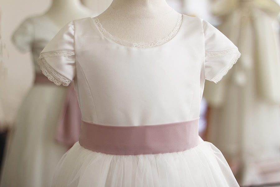 Robe longue de cérémonie pour petite fille en satin et tulle avec une ceinture vieux rose. Photo du corsage de la robe.