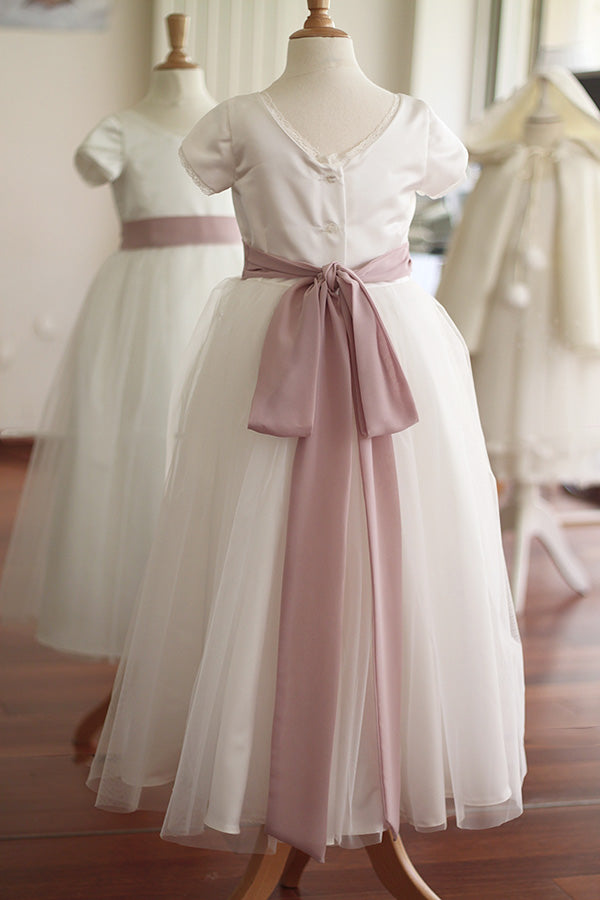 Robe longue de cérémonie pour petite fille en satin et tulle avec une ceinture vieux rose. Photo de la robe vue de dos.