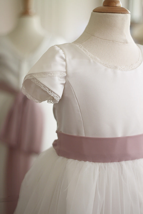 Robe longue de cérémonie pour petite fille en satin et tulle avec une ceinture vieux rose. Photo des manches de la robe.