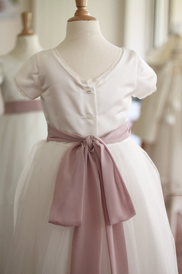 Robe longue de cérémonie pour petite fille en satin et tulle avec une ceinture vieux rose. Photo du dos du corsage.